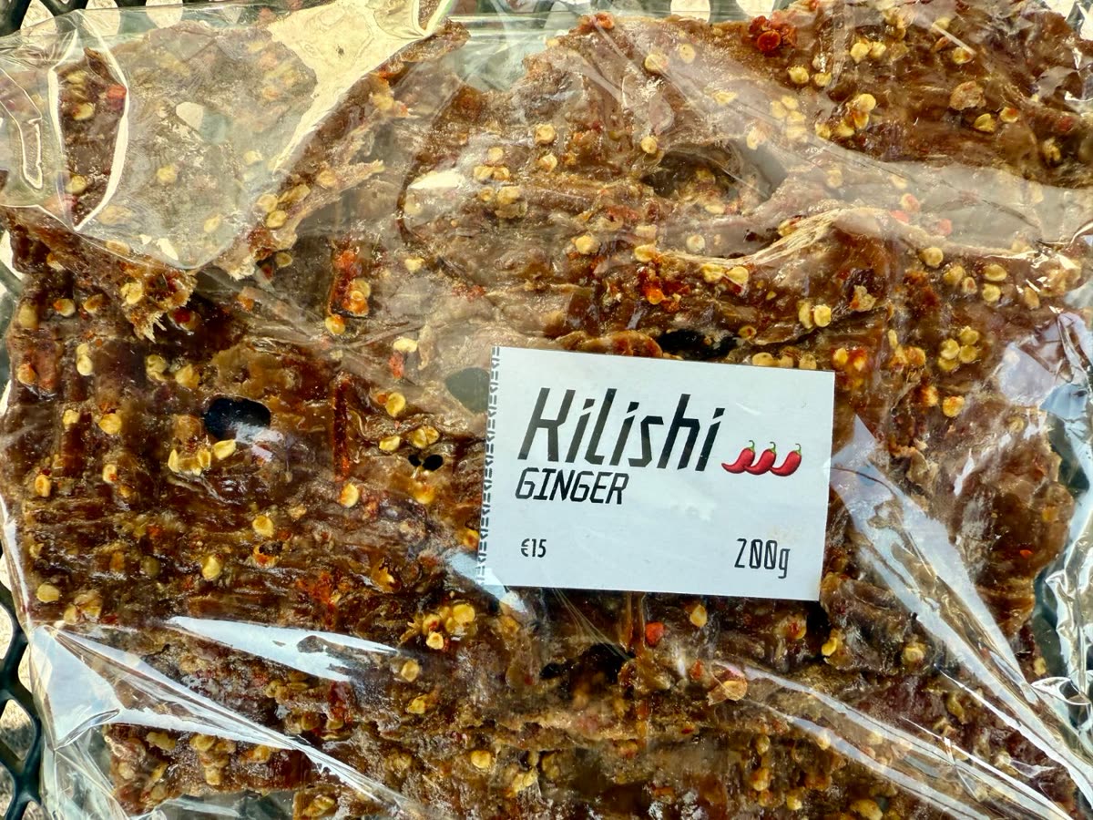 Kilishi Ginger, golden brown with chili seeds